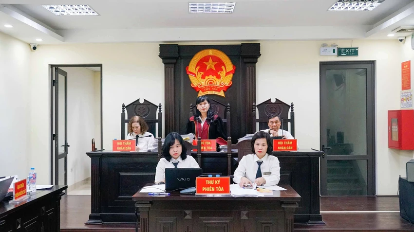 HĐXX đang làm việc. Ảnh: Hoàng Huy dạy thêm cựu hiệu trưởng hđxx.jpg