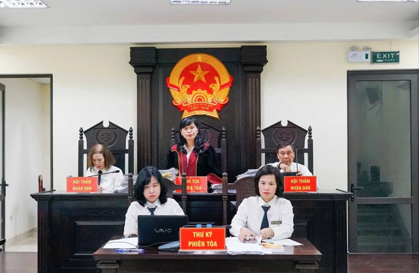 HĐXX tuyên án. Ảnh: Hoàng Huy dạy thêm cựu hiệu trưởng hđxx.jpg