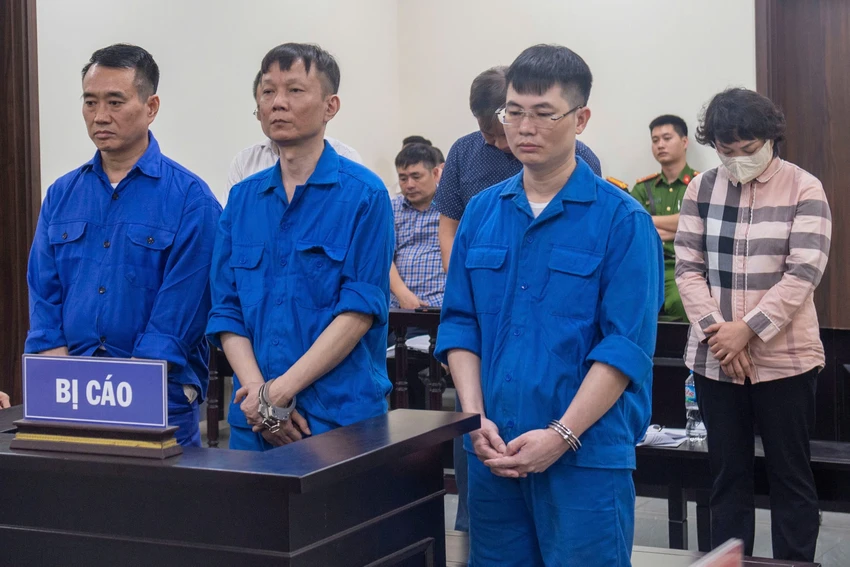 Các bị cáo tại tòa. Ảnh: Hoàng Huy nhận hối lộ cán bộ phường.jpg