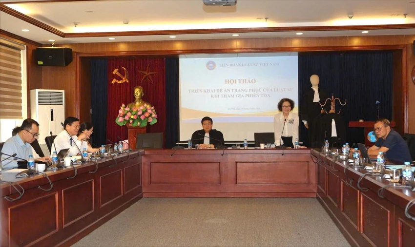 áo choàng luật sư liên đoàn luật sư.jpg