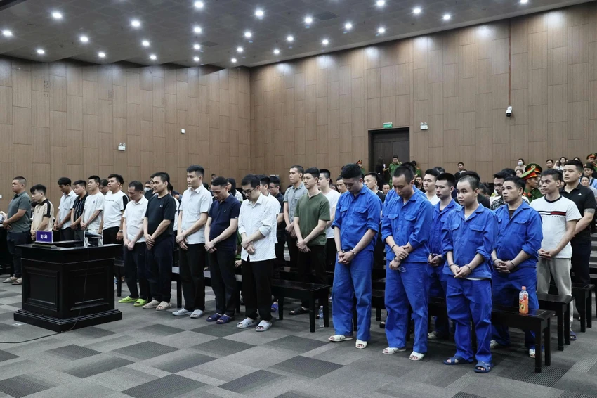 Các bị cáo nghe tuyên án. Ảnh: Hoàng Huy Đánh bạc.jpg