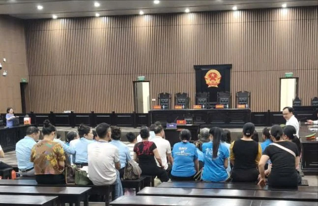 Các bị cáo đưa thông tin gian dối, mời gọi các nhà đầu tư góp vốn. Ảnh: Hoàng Huy bị cáo ngân hàng lừa đảo.jpg