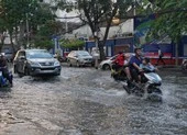 Người dân lại vất vả vì triều cường