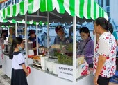 Phố hàng rong hút khách ngày khai trương