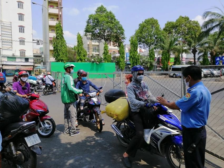 nguoi-dan-un-un-den-ben-xe-15