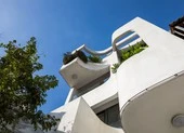 Ngôi nhà hai mặt tiền gây chú ý bởi những đường cong