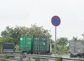 Xe container đậu hàng dài, 'bịt kín' cửa ngõ phía Đông