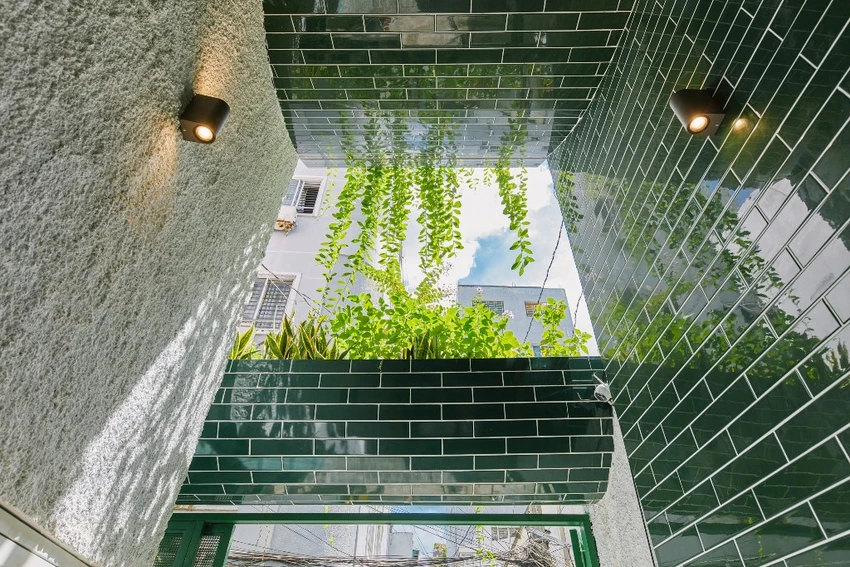 Căn nhà 34 m² ‘nhỏ mà có võ’ trong con hẻm ở Sài Gòn ảnh 2 ngoi-nha-trong-hem-nho-sai-gon-3