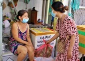 Mùa dịch: Một ngày chạy cả trăm cây số để phát quà