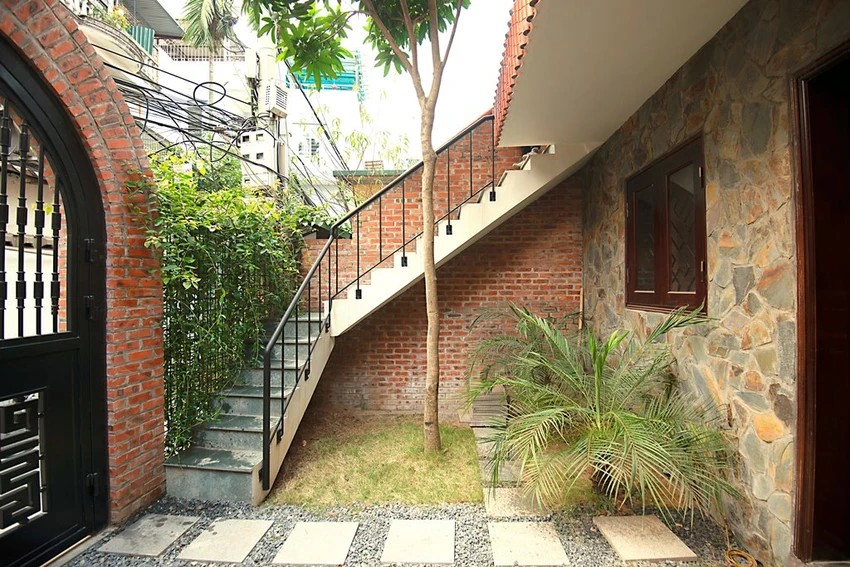 ngoi-nha-noi-bat-giua-long-pho-co-4
