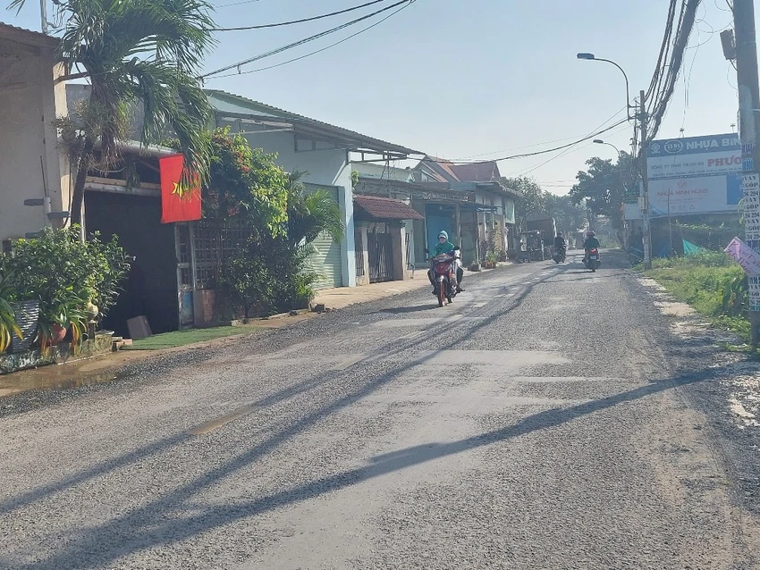 Đường Nguyễn Thị Trọn trong quá trình nâng cấp và sau đó. 2