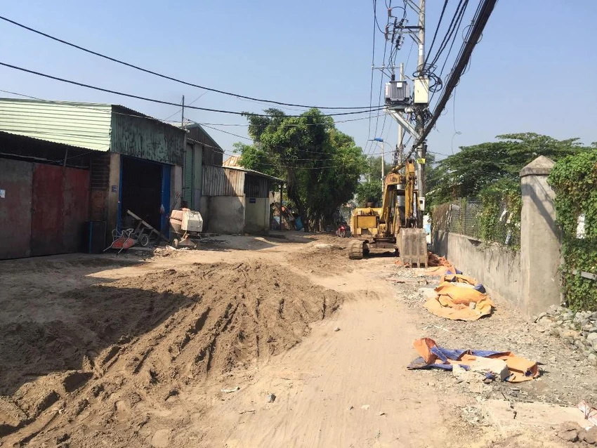 Đường Nguyễn Thị Trọn trong quá trình nâng cấp và sau đó. 1