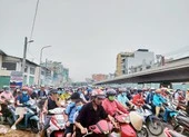 Dân Bình Tân ngày ngày ‘nín thở’ qua cầu Bưng