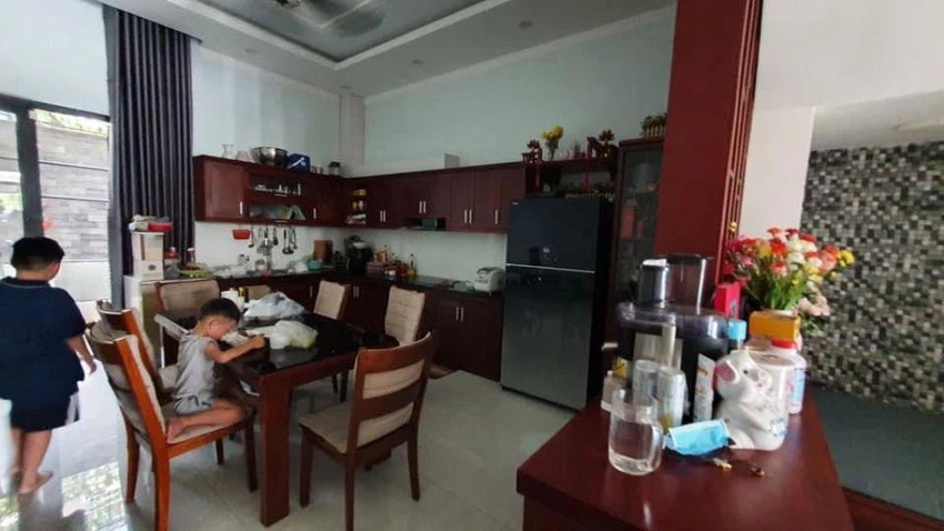 Không gian bếp và phòng khách của ngôi nhà trước khi nâng cấp.