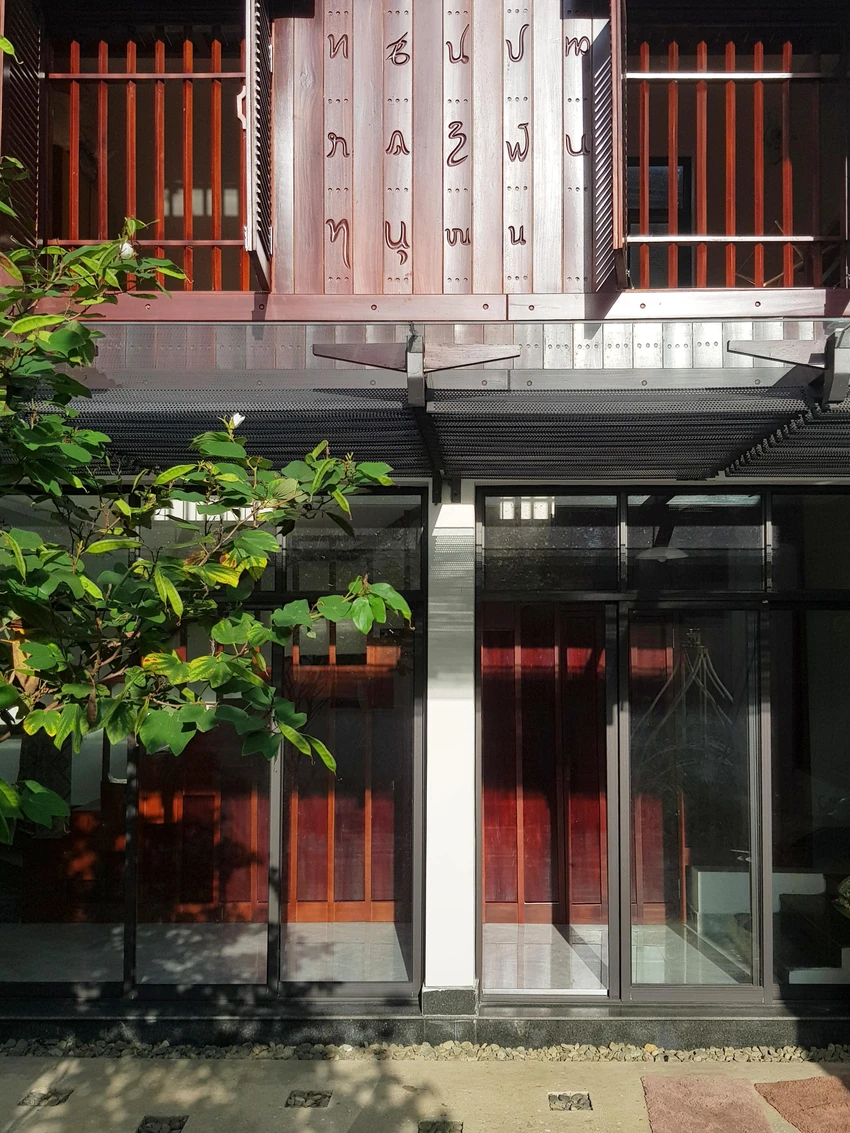 Một bức tường khắc lại hệ thống chữ viết cổ của người Thái và lặp lại chúng ở các không gian công cộng lẫn riêng tư như bếp và phòng ngủ. Một bức tường khắc lại hệ thống chữ viết cổ của người Thái và lặp lại chúng ở các không gian công cộng lẫn riêng tư như bếp và phòng ngủ.