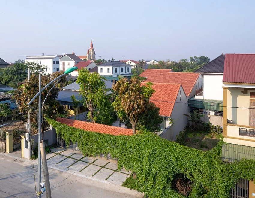 Là nơi sinh sống của một gia đình bốn thế hệ. Là nơi sinh sống của một gia đình bốn thế hệ.