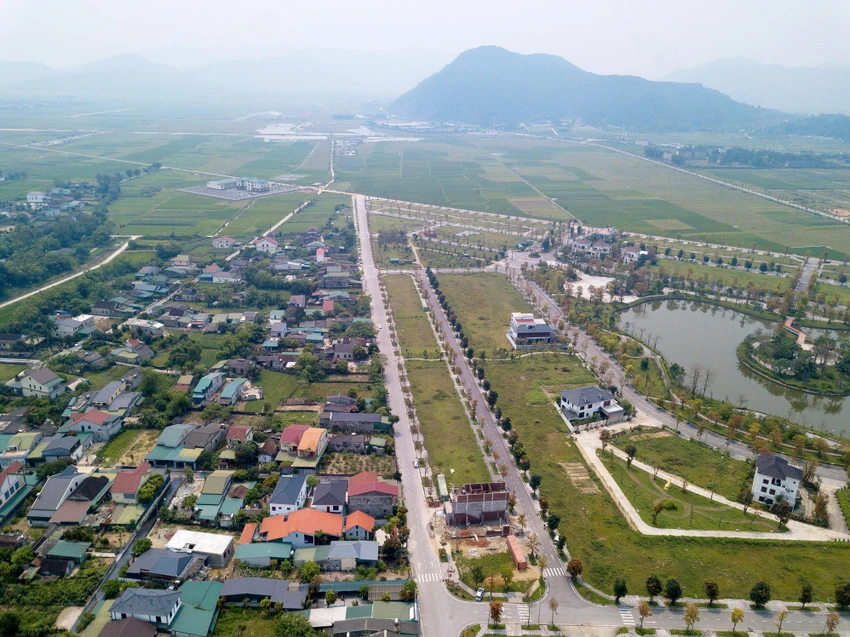 Sinh ra, lớn lên, làm việc tại một trong những con phố sầm uất nhưng gia chủ "Nhà ven đô" lại lựa chọn chuyển đến vùng ven đô Nghi Xuân, tỉnh Hà Tĩnh là nơi sinh sống cho cả đại gia đình. Sinh ra, lớn lên, làm việc tại một trong những con phố sầm uất nhưng gia chủ "Nhà ven đô" lại lựa chọn chuyển đến vùng ven đô Nghi Xuân, tỉnh Hà Tĩnh là nơi sinh sống cho cả đại gia đình.