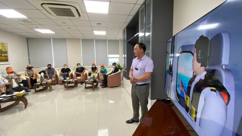 Hành khách đến từ sớm và sau đó các giáo viên và phi công lái chính của Công ty trực thăng miền Nam giới thiệu thông tin và hướng dẫn an toàn bay cho hành khách. Hành khách đến từ sớm và sau đó các giáo viên và phi công lái chính của Công ty trực thăng miền Nam giới thiệu thông tin và hướng dẫn an toàn bay cho hành khách.