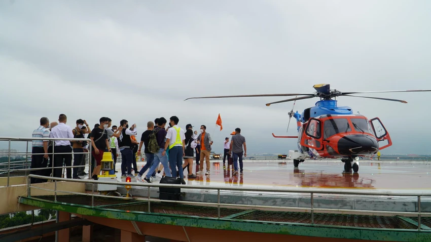 Tour trực thăng là loại hình sản phẩm du lịch mới bằng trực thăng do Sở Du lịch TP.HCM phối hợp cùng các ban ngành thực hiện. Tour trực thăng là loại hình sản phẩm du lịch mới bằng trực thăng do Sở Du lịch TP.HCM phối hợp cùng các ban ngành thực hiện.