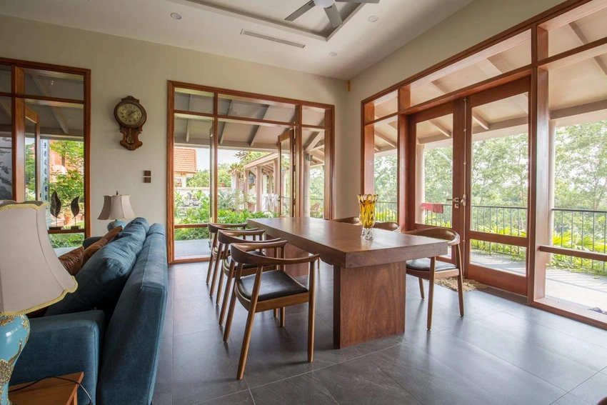 Các không gian chính đều hướng về khoảng sân trong, được bao quanh bởi hệ thống hàng hiên đóng vai trò như một không gian chuyển tiếp giữa trong và ngoài. Các không gian chính đều hướng về khoảng sân trong, được bao quanh bởi hệ thống hàng hiên đóng vai trò như một không gian chuyển tiếp giữa trong và ngoài.