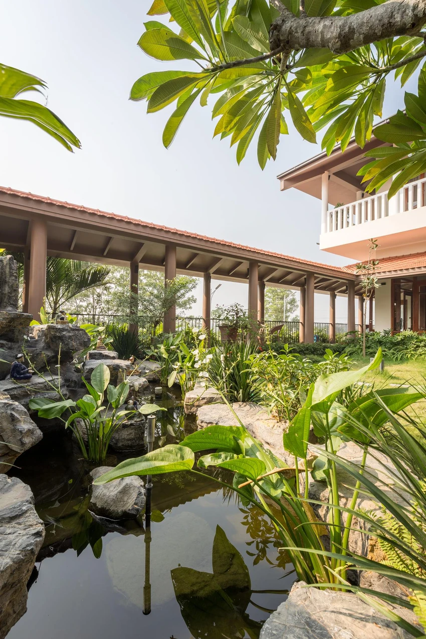 Giải pháp thiết kế kiến trúc sư đưa ra chính là dãy hành lang kết nối. Dãy hành lang sẽ chạy nối tiếp khu nhà thờ và chạy xung quanh khoảng sân vườn. Giải pháp thiết kế kiến trúc sư đưa ra chính là dãy hành lang kết nối. Dãy hành lang sẽ chạy nối tiếp khu nhà thờ và chạy xung quanh khoảng sân vườn.