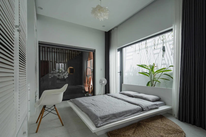 Không gian riêng tư được thiết kế với tông màu sáng, kết nối với khoảng thông tầng thông qua cửa kính trong suốt. Không gian riêng tư được thiết kế với tông màu sáng, kết nối với khoảng thông tầng thông qua cửa kính trong suốt.