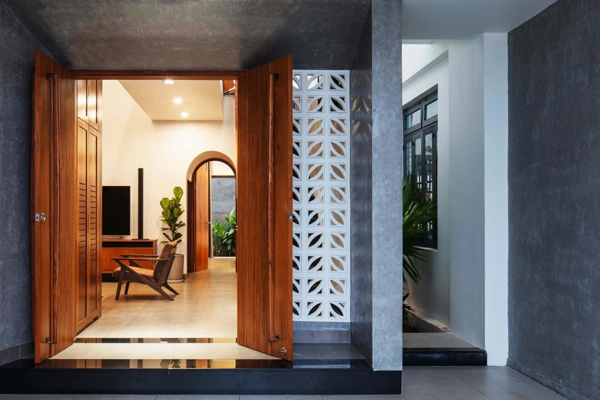 AT House nằm trong khu dân cư đông đúc. AT House nằm trong khu dân cư đông đúc.