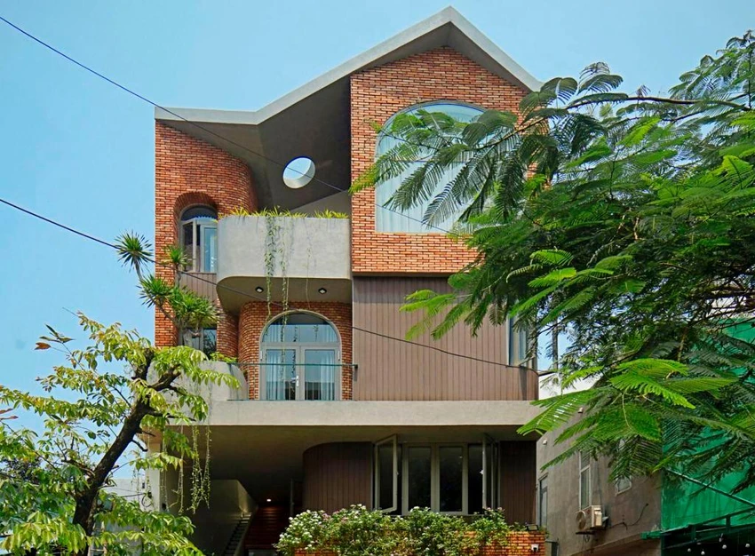 Mặt tiền nhà gây ấn tượng với nét duyên dáng của những mái vòm bằng gạch cổ Châu Âu. Mặt tiền nhà gây ấn tượng với nét duyên dáng của những mái vòm bằng gạch cổ Châu Âu.