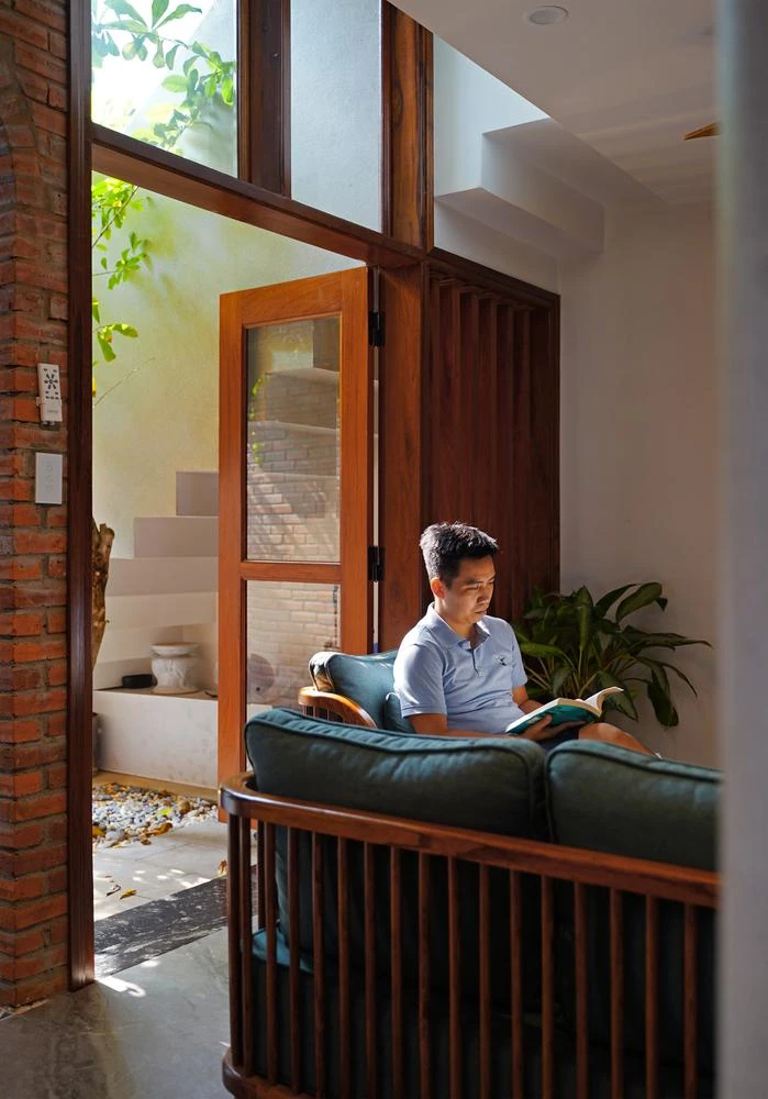Cả hai khu vực đóng và mở đều có sự chuyển động của gió hầu hết thời gian trong ngày, giúp tận dụng tối đa nguồn năng lượng tự nhiên. Cả hai khu vực đóng và mở đều có sự chuyển động của gió hầu hết thời gian trong ngày, giúp tận dụng tối đa nguồn năng lượng tự nhiên.