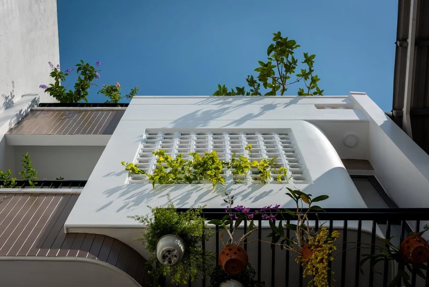 Nhà hướng tây lại nằm trong khu đô thị đông đúc dân cư nên nếu không xử lý khéo sẽ vừa bí bách, thiếu khoảng thở và hứng trọn ánh nắng gay gắt vào buổi chiều.