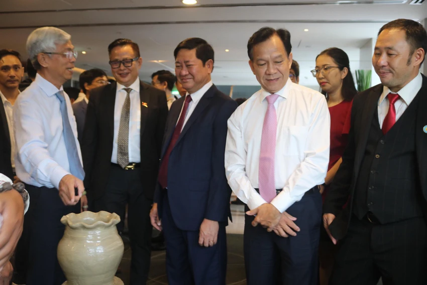 Lãnh đạo TP.HCM và tỉnh Ninh Thuận cùng tham quan các sản phẩm trưng bày tại hội nghị. Lãnh đạo TP.HCM và tỉnh Ninh Thuận cùng tham quan các sản phẩm trưng bày tại hội nghị.