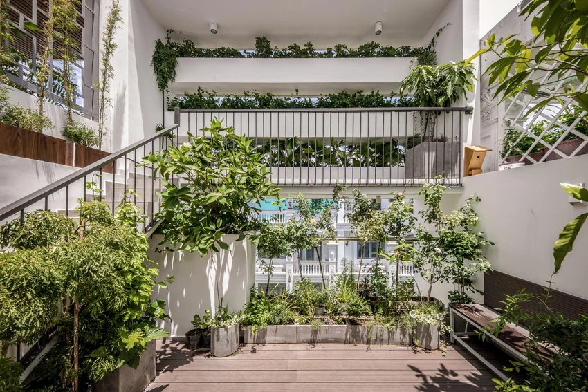 Trên tầng thượng có một phòng tập thể dục nhỏ mở ra sân vườn. Trên tầng thượng có một phòng tập thể dục nhỏ mở ra sân vườn.