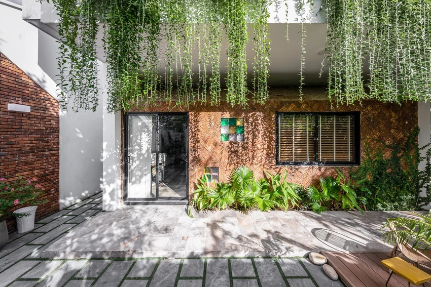 Cái tên "Wind’s house" được bắt nguồn từ chính mối tình hết sức lãng mạn của chủ nhà. Họ yêu nhau từ thời cấp ba, anh rời vùng quê về Sài Gòn sinh sống, từ đó họ yêu xa và gửi gắm lời nhung nhớ qua những dòng tin nhắn. Sau 10 năm, họ quyết định về quê sinh sống và xây dựng tổ ấm với nhau.