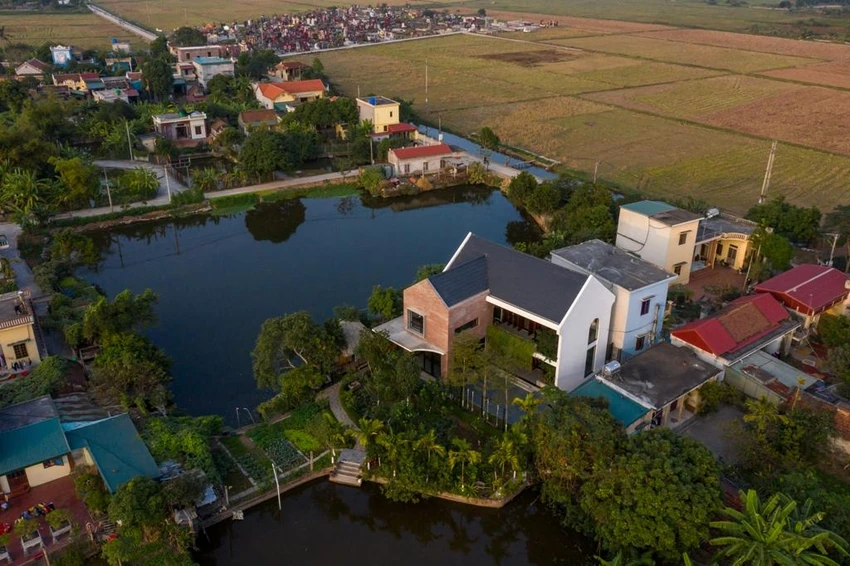 Công trình được xây dựng trên khu đất 600 m² nằm tại vùng nông thôn trồng lúa tiếp giáp TP Thái Bình. Công trình được xây dựng trên khu đất 600 m² nằm tại vùng nông thôn trồng lúa tiếp giáp TP Thái Bình.