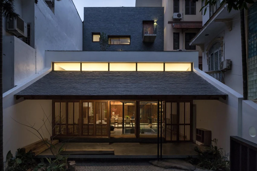 Công trình được thiết kế bởi kiến trúc sư AHL architects.Thiết kế mái hiên gỗ lớp đá slate đen đảm bảo yếu tố truyền thống lẫn hiện đại. Công trình được thiết kế bởi kiến trúc sư AHL architects.Thiết kế mái hiên gỗ lớp đá slate đen đảm bảo yếu tố truyền thống lẫn hiện đại.