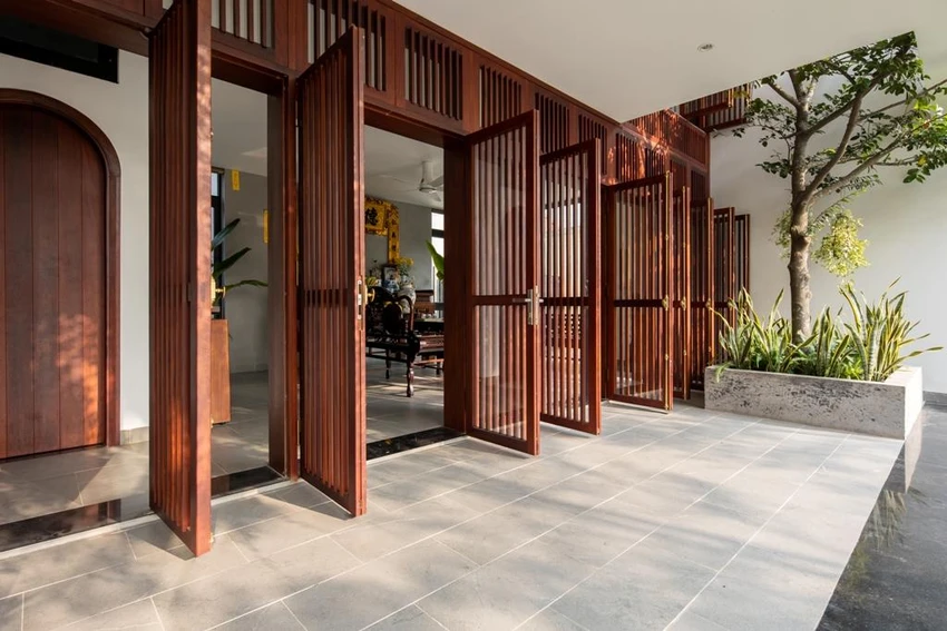 Cánh cửa với lam gỗ dọc giúp cho việc điều tiết ánh sáng và giảm ánh nắng cho phòng khách tốt hơn. Cánh cửa với lam gỗ dọc giúp cho việc điều tiết ánh sáng và giảm ánh nắng cho phòng khách tốt hơn.