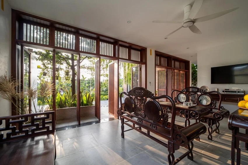 Hệ cửa đóng mở dễ dàng để thay đổi trạng thái, thuận tiện trong việc kết nối với hiên, ngoài ra còn tạo mảng vật liệu mạnh mẽ cho mặt chính. Hệ cửa đóng mở dễ dàng để thay đổi trạng thái, thuận tiện trong việc kết nối với hiên, ngoài ra còn tạo mảng vật liệu mạnh mẽ cho mặt chính.