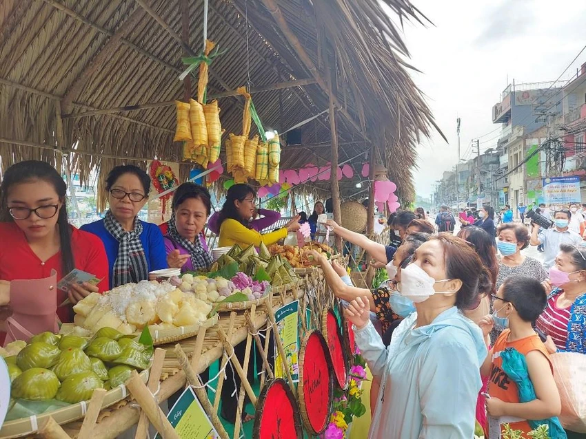 Nhiều sản phẩm bánh quê, trái cây từ Vĩnh Long, Bến Tre được đưa đến các gian hàng của sự kiện. Nhiều sản phẩm bánh quê, trái cây từ Vĩnh Long, Bến Tre được đưa đến các gian hàng của sự kiện.