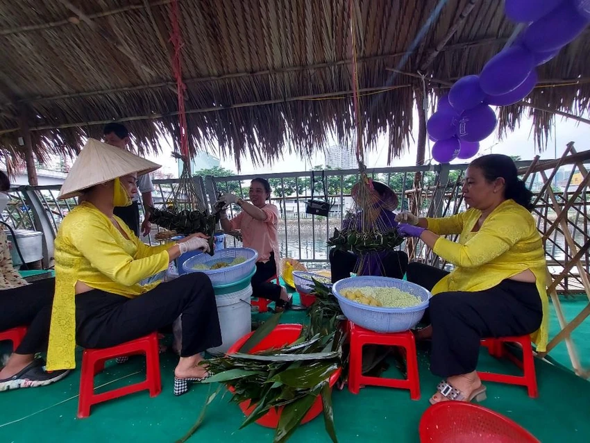 Gian hàng bánh ú lá tre của Hội Liên hiệp phụ nữ phường 5, quận 8. Gian hàng bánh ú lá tre của Hội Liên hiệp phụ nữ phường 5, quận 8.