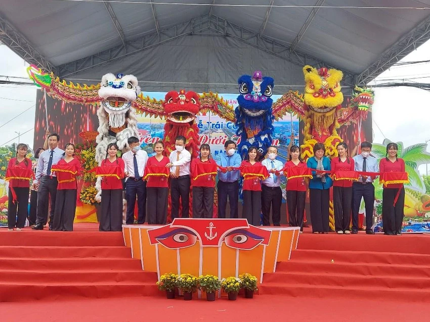 Các đại biểu cùng cắt băng khai mạc Tuần lễ trái cây. Các đại biểu cùng cắt băng khai mạc Tuần lễ trái cây.