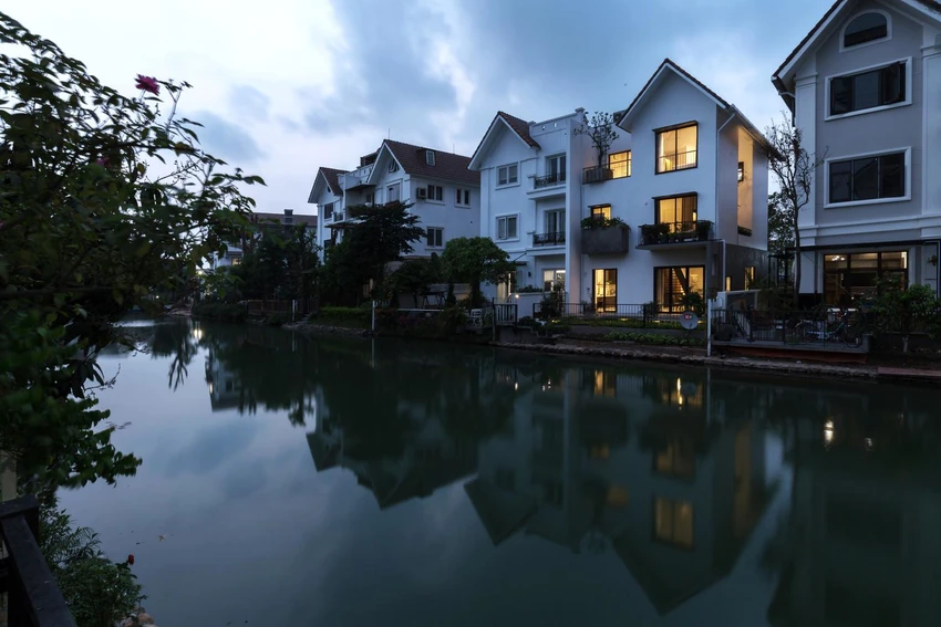 HP6 House có diện tích 235 m² được thiết kế bởi nhóm thiết kế AHL architects. HP6 House có diện tích 235 m² được thiết kế bởi nhóm thiết kế AHL architects.