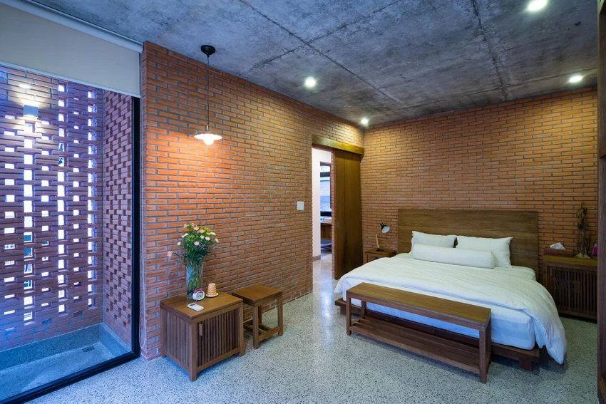 Phần gỗ lớn được chọn làm bàn ăn, tấm phản gỗ ngồi đọc sách ở tầng lửng và giường ngủ lớn phòng master.