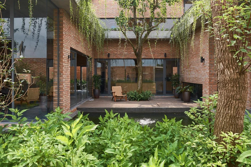 Greenery Curtain House có một tầng chính và một gian nhỏ phía trên để đọc sách và thờ cúng.