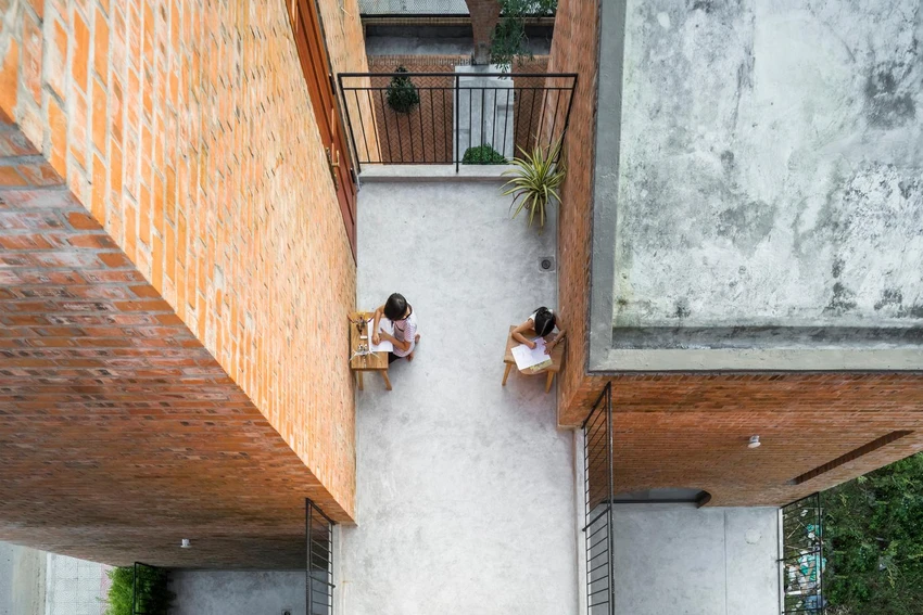 Ba khối chính gồm các không gian với chức năng riêng biệt kết nối với nhau là các khoảng đệm, không gian mở. Ba khối chính gồm các không gian với chức năng riêng biệt kết nối với nhau là các khoảng đệm, không gian mở.