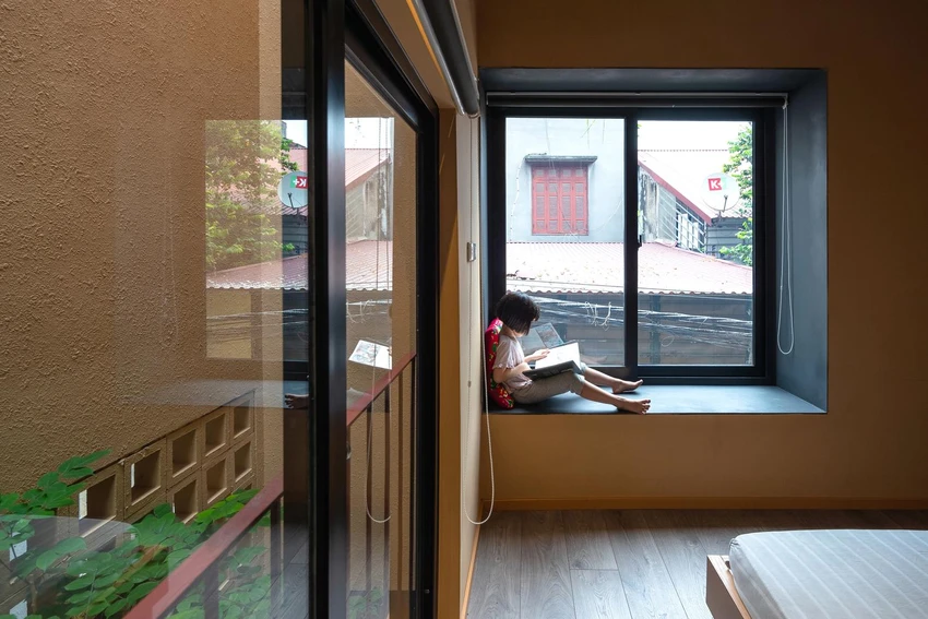 Cũng như các không gian khác, phòng ngủ chủ yếu lấy sáng từ giếng trời và ô cửa sổ lớn.