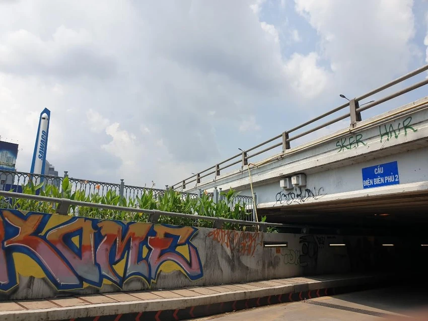 Khu vực cầu Điện Biên Phủ 2 dày đặc hình vẽ graffiti (vẽ tranh đường phố). Khu vực cầu Điện Biên Phủ 2 dày đặc hình vẽ graffiti (vẽ tranh đường phố).