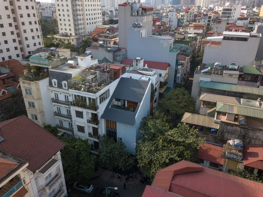 Corner House được cải tạo từ ngôi nhà đã cũ nằm tại góc ngã tư của một khu phố ở Hà Nội. Corner House được cải tạo từ ngôi nhà đã cũ nằm tại góc ngã tư của một khu phố ở Hà Nội.