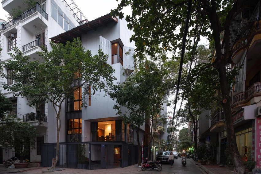 Tận dụng lợi thế của khu đất, kiến trúc sư TOOB Studio chọn phương án kiến trúc cải tạo với hình khối đơn giản nhưng linh hoạt. Tận dụng lợi thế của khu đất, kiến trúc sư TOOB Studio chọn phương án kiến trúc cải tạo với hình khối đơn giản nhưng linh hoạt.