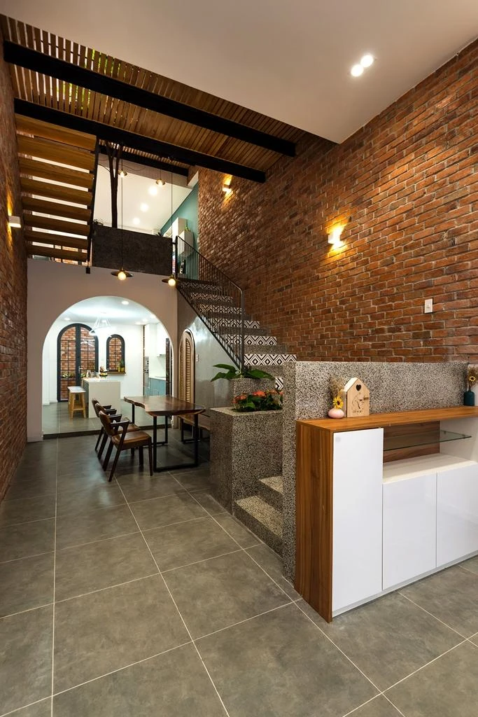 Ngôi nhà được thiết kế bởi kiến trúc sư Trương Minh Tùng (Chi.Arch). Ngôi nhà được thiết kế bởi kiến trúc sư Trương Minh Tùng (Chi.Arch).