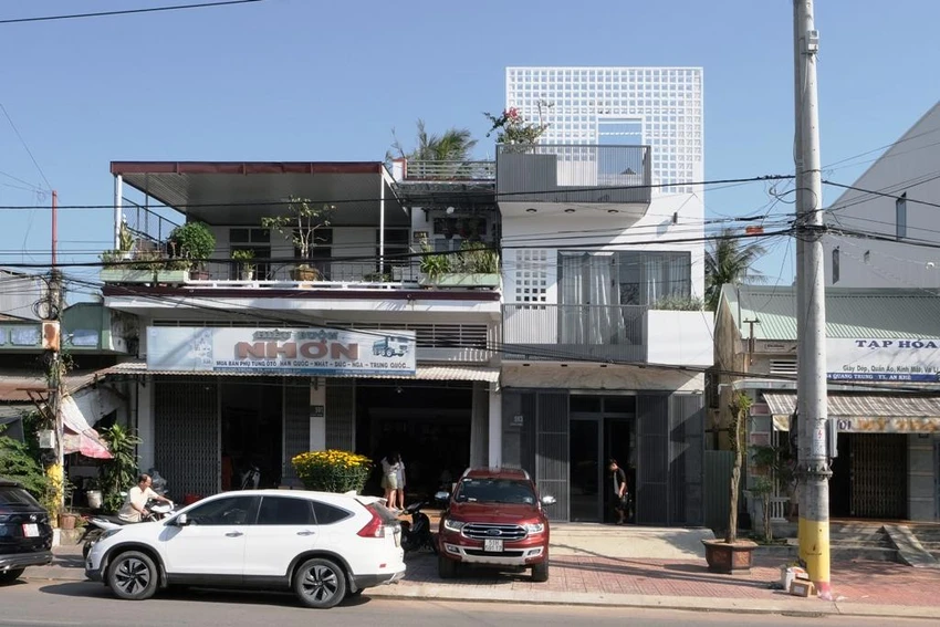 Nhà An Khê hay LN-House có diện tích hơn 100 m², tuy nhiên mặt tiền chỉ rộng 4,7 m. Nhà An Khê hay LN-House có diện tích hơn 100 m², tuy nhiên mặt tiền chỉ rộng 4,7 m.